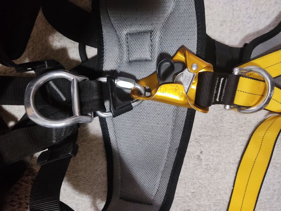 Сбруя (седалка) Petzl Navaho с вграден гръден самохват за височинна работа