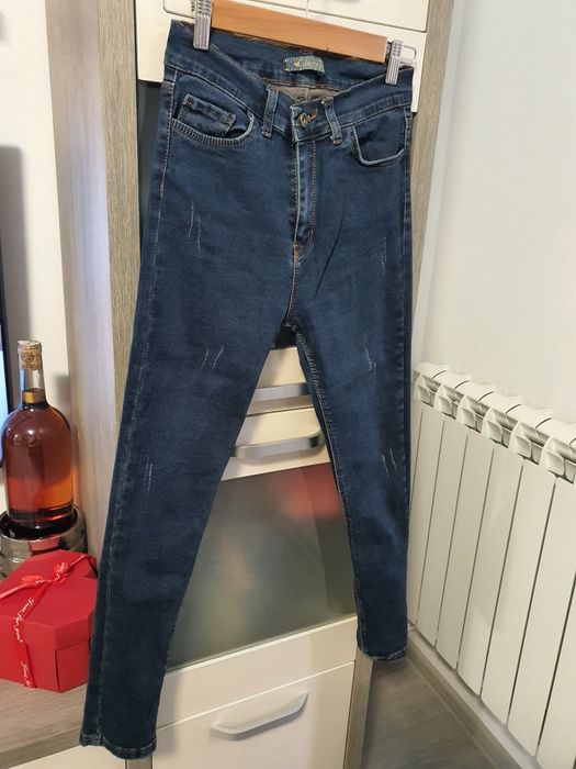 Blugi de damă cu talie înaltă