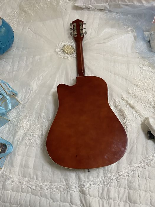 Gitara sotiladi yaxshi xolatda