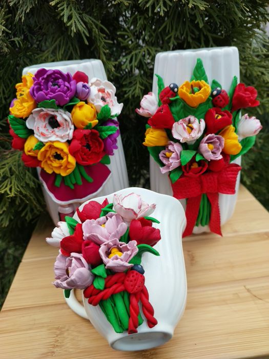 Cani si vaze lucrate manual.