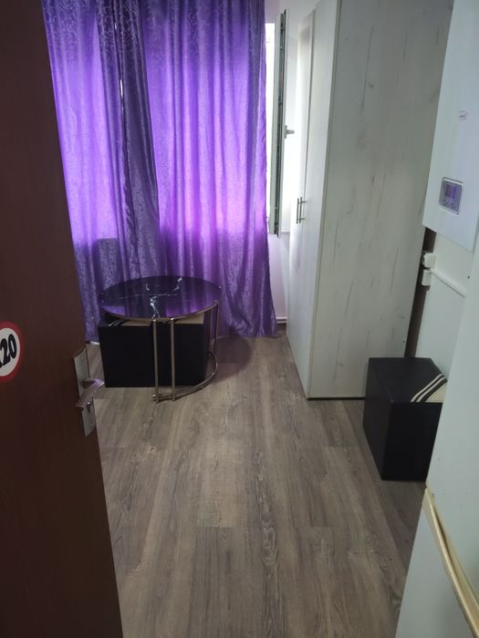Închiriez garsonieră mobilată, cu centrală proprie – Plopeni, Prahova