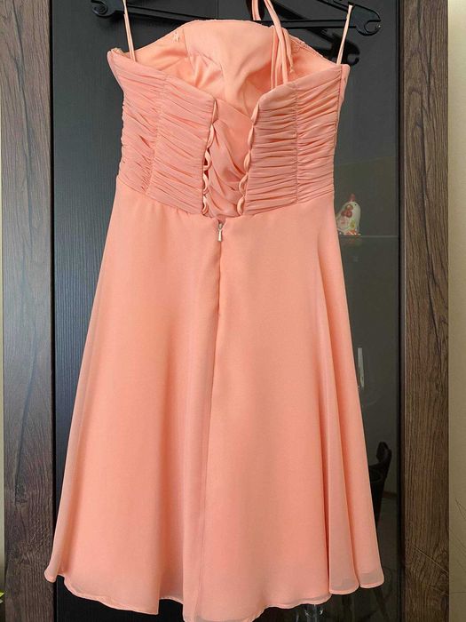 ОФициална рокля в цвят праскова.