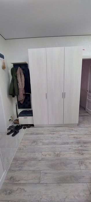 Продаю прихожию шкаф