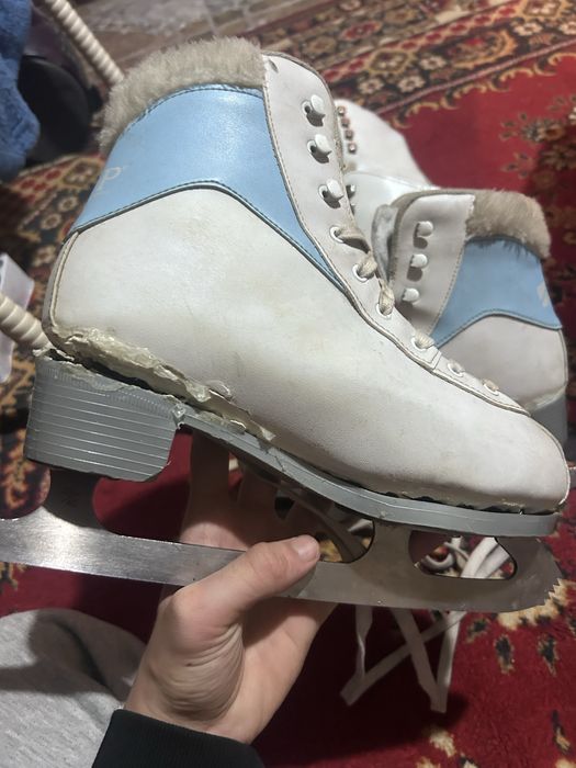 Продам два пар коньков