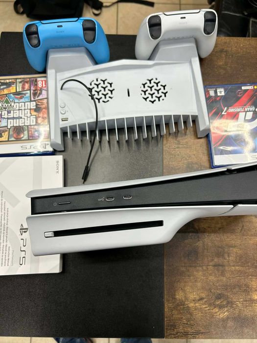 Sony Playstation 5 1TB с 2 джойстика, зарядна станция, 2 игри и всички кабели