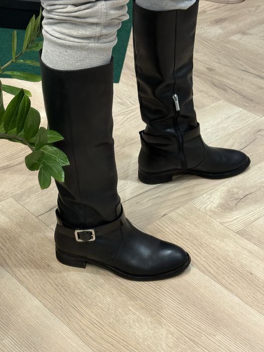 Продам зимние сапоги Basconi