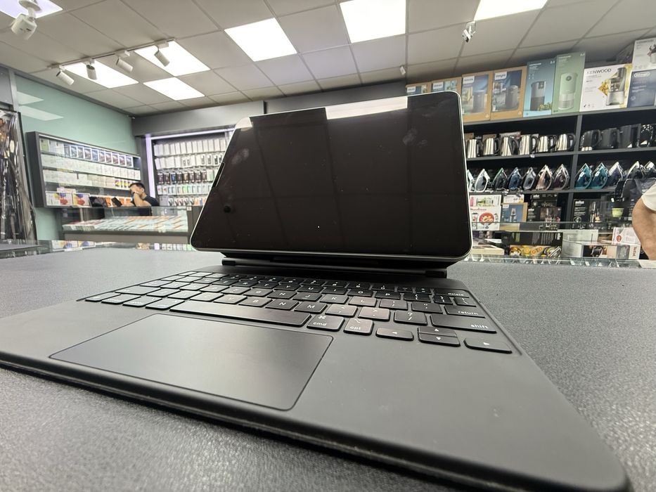 iPad Air 11 (4th Generation) Wi Fi + Cellaur