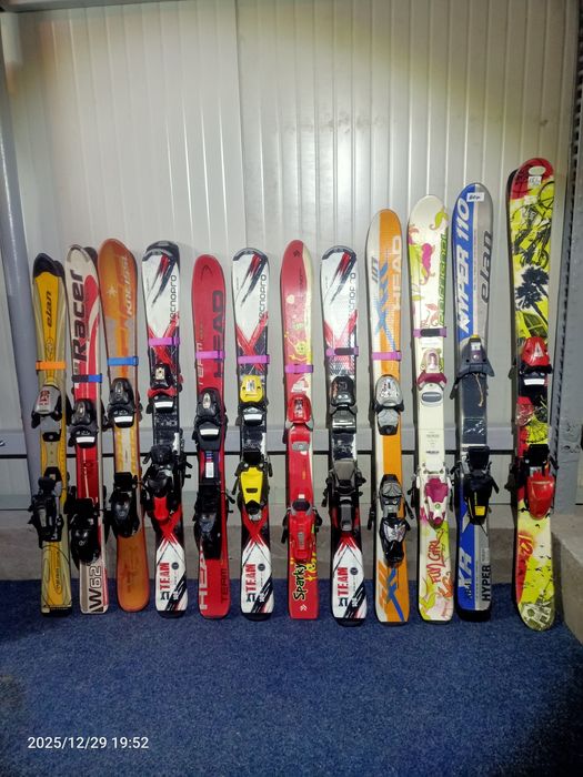 Vând skiuri clăpari bete placi snowboard booti căști