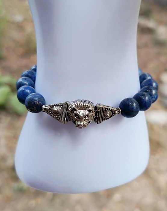 Bratara veche cu lapis lazuli si inchizatoare argintie cu un leu, copi