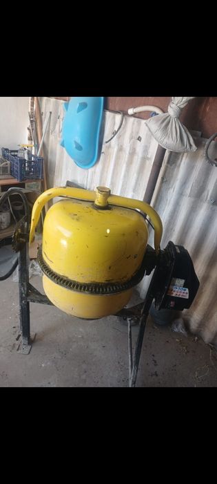 Продам бетономешалку СМ 200