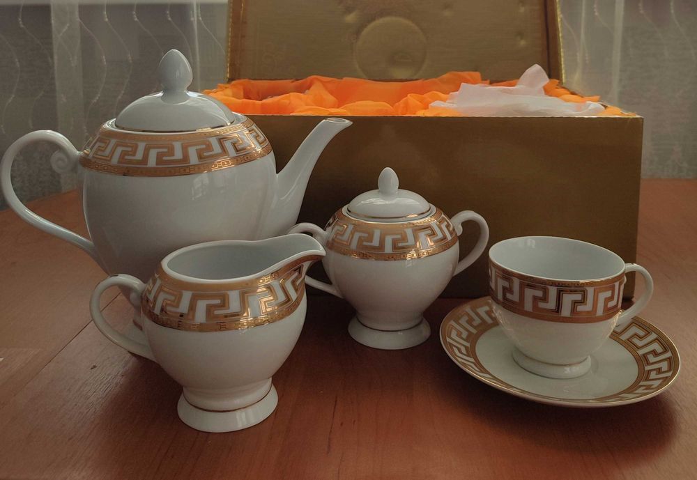 Красивый классический чайный сервиз