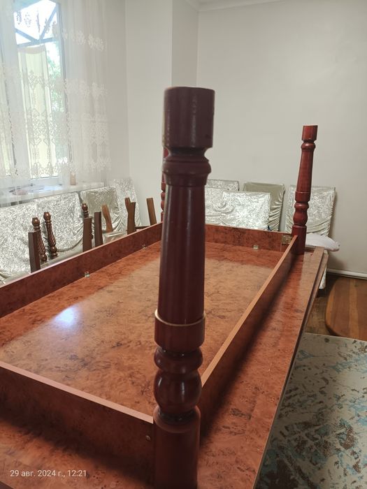 Қонақ бөлмеге стол +12 орындығымен  .