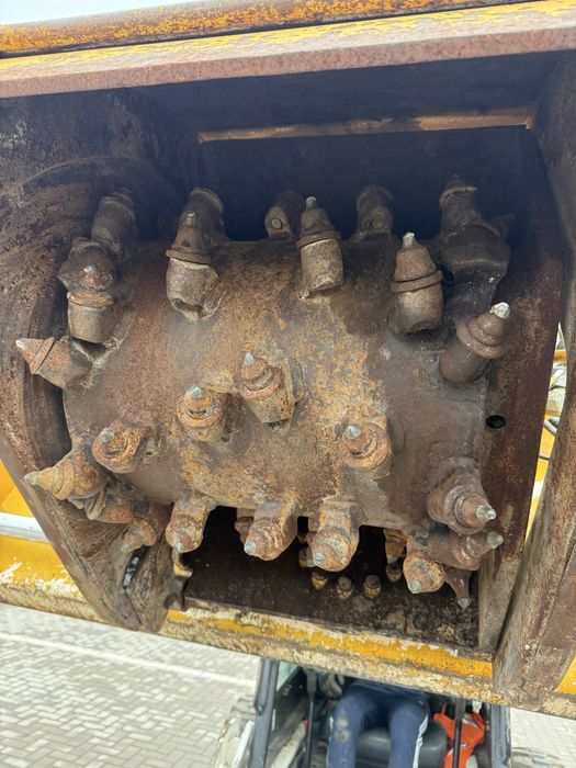 De inchiriat freza de asfalt instalat pe incarcator Bobcat