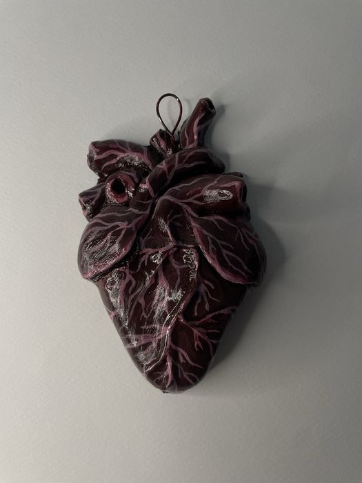 Inimă anatomică handmade din lut – decorațiune unică, pictată manual