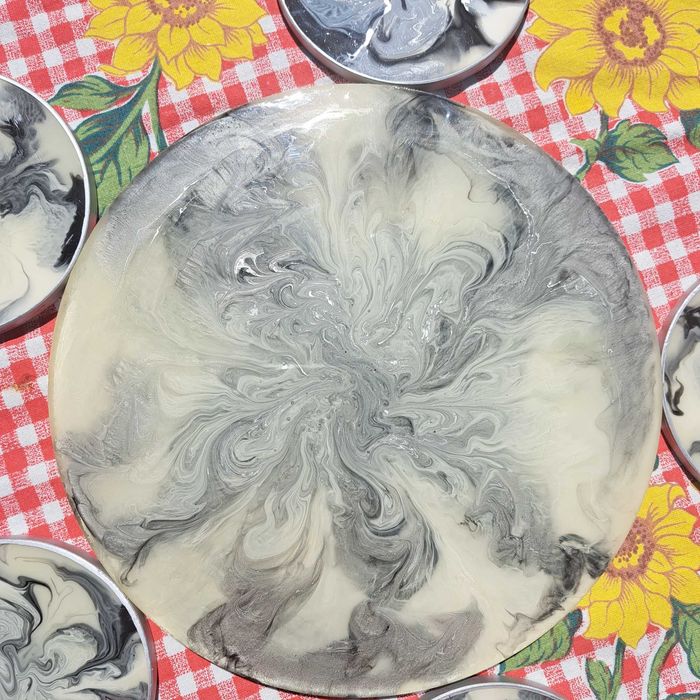 CADOU. Suport ibric/cesti cafea din rasina, lucrat manual