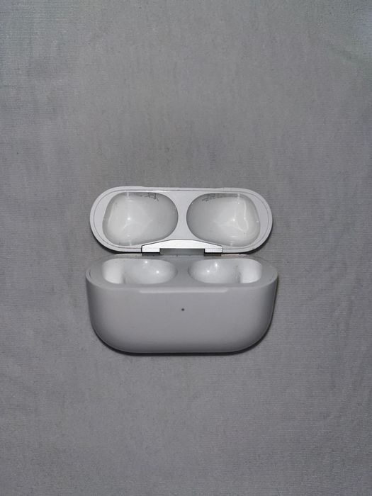 Продам оригинал кейс airpods pro