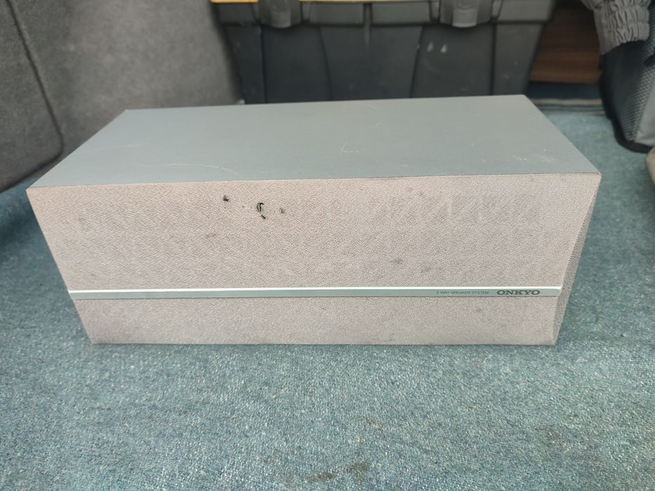 Subwoofer activ Universum și boxa centrala Onkyo