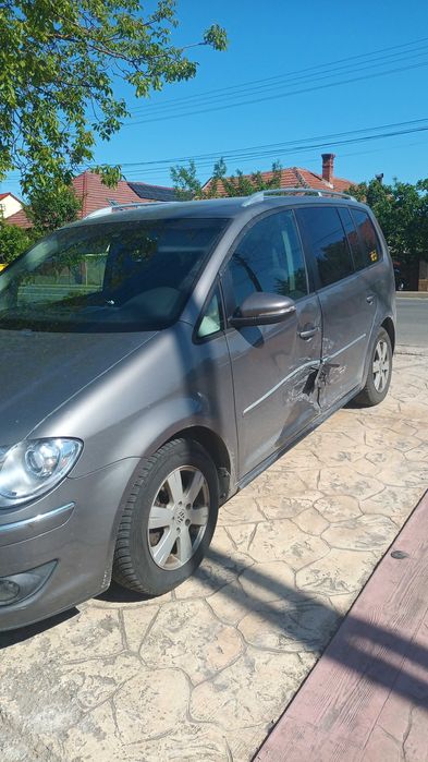 Vand VW TOURAN 1.9 TDI AN FABRICATIE 2009 avariat