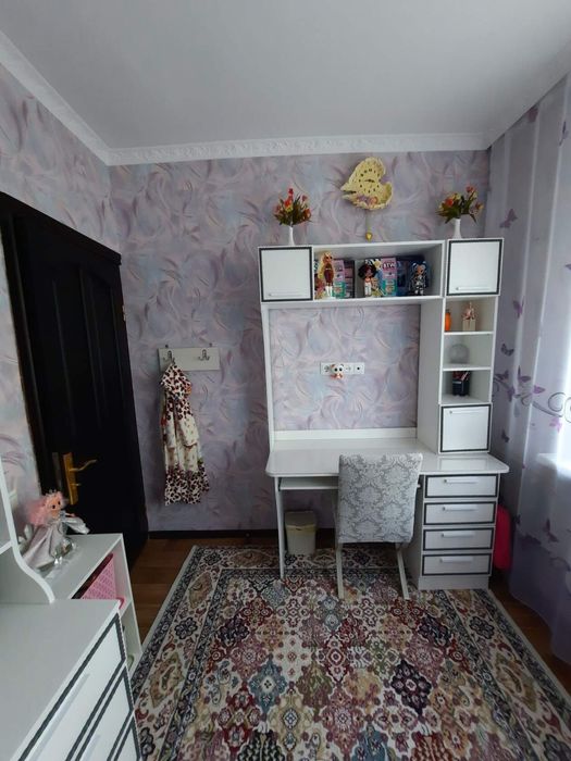 Компьютерный стол и комод для девочки