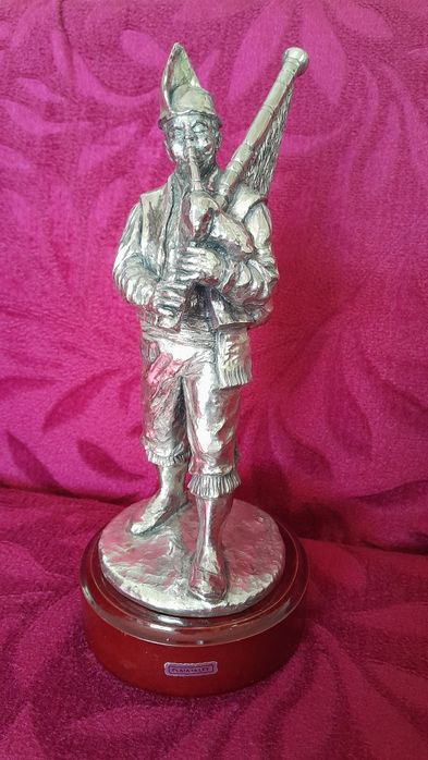 Декоративна сребърна фигура гайдар