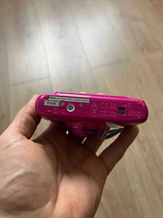 Aparat foto digital Nikon Coolpix S32 Roz Pink rezistent la apa si socuri culoare superba cu card,cablu incarcare si baterie originala, poze super