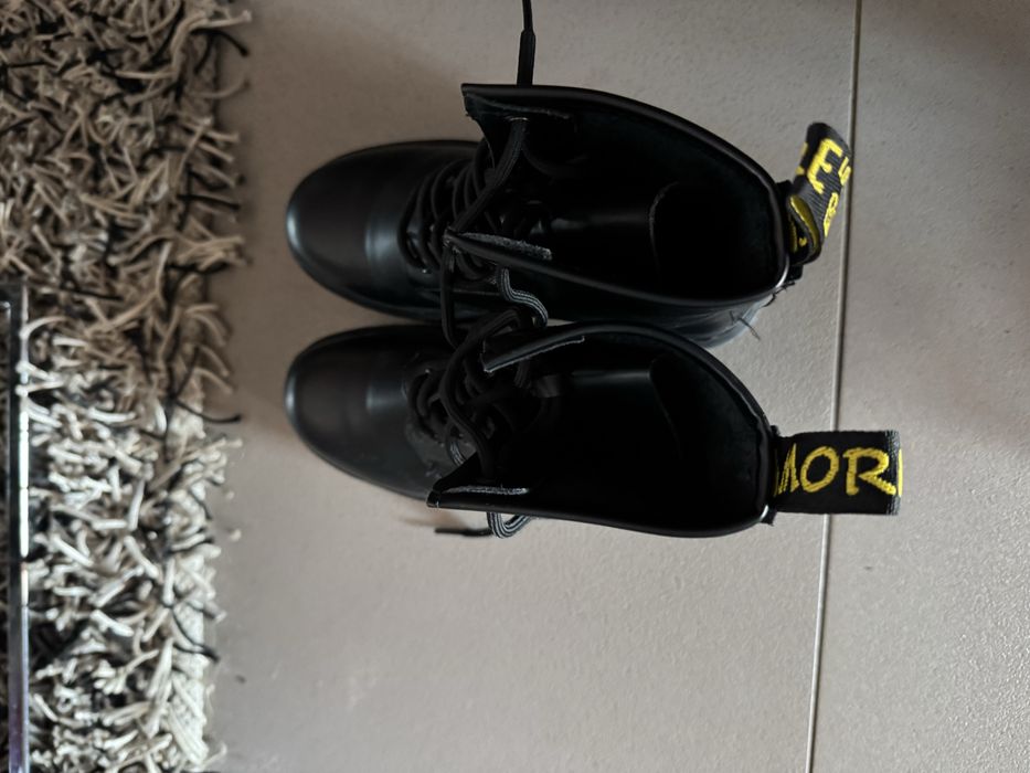 Bocanci negri stil Dr. Martens – moderni, comozi și rezistenți