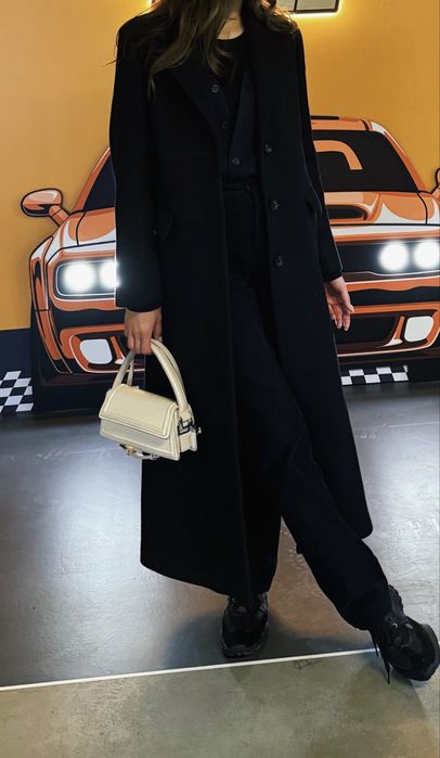 лимитированное черное пальто Mango