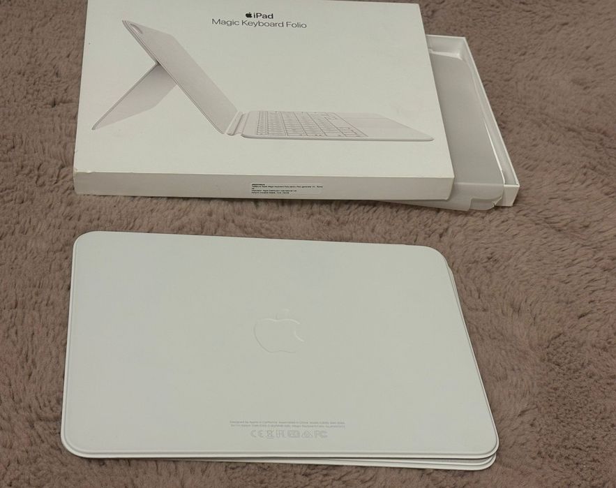 Magic Keyboard Folio pentru iPad 10 (generația 10) de la Apple.