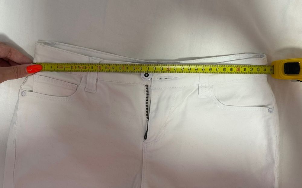 Pantaloni scurți albi