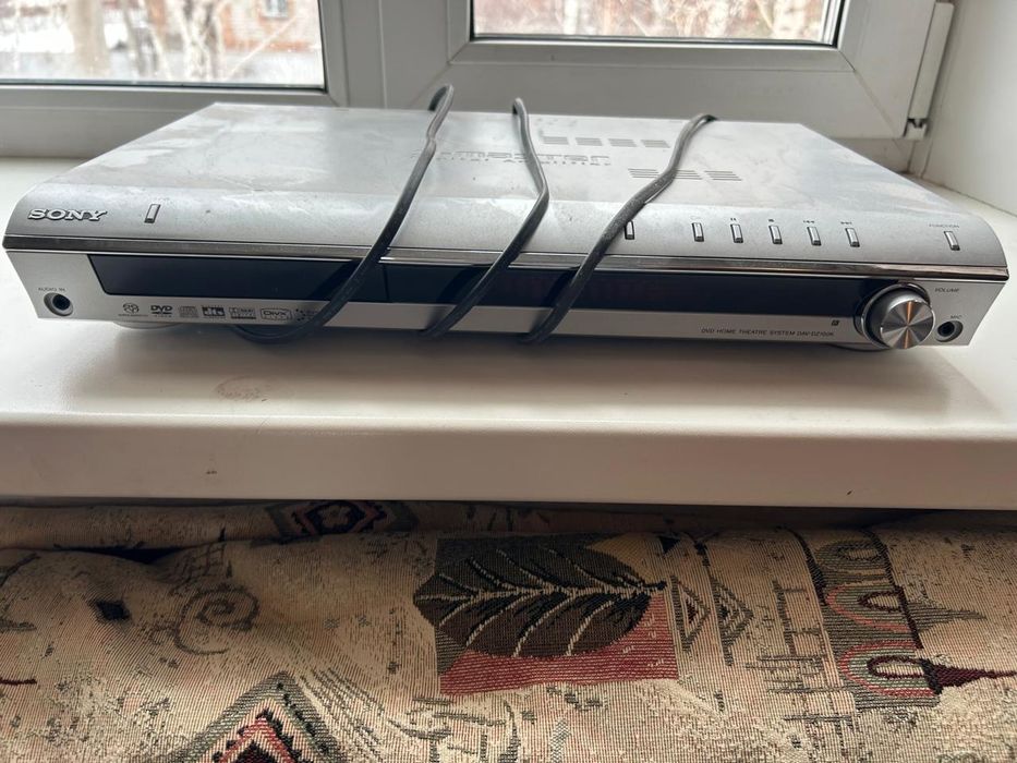 Sony DVD Sony DAV- DZ100.