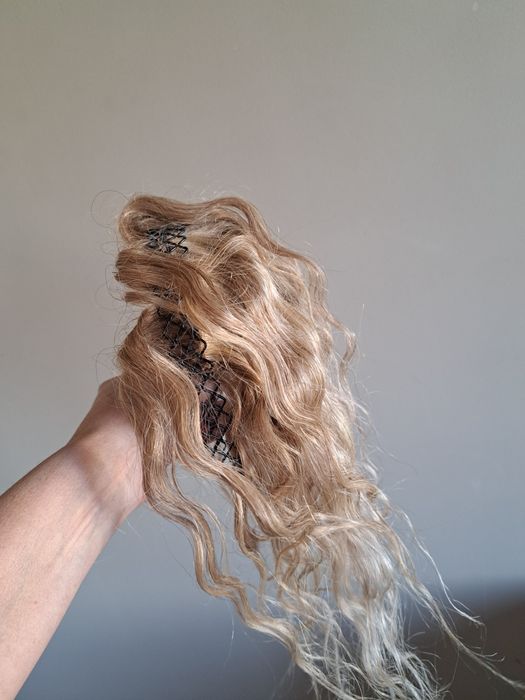 Диадема готова за поставяне.Напълно естествен косъм.