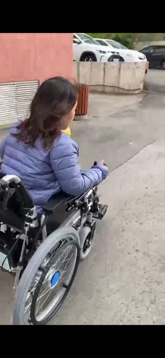 Продам срочно электрическую коляску