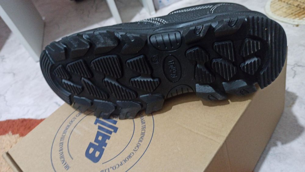 Продам новые ботинки