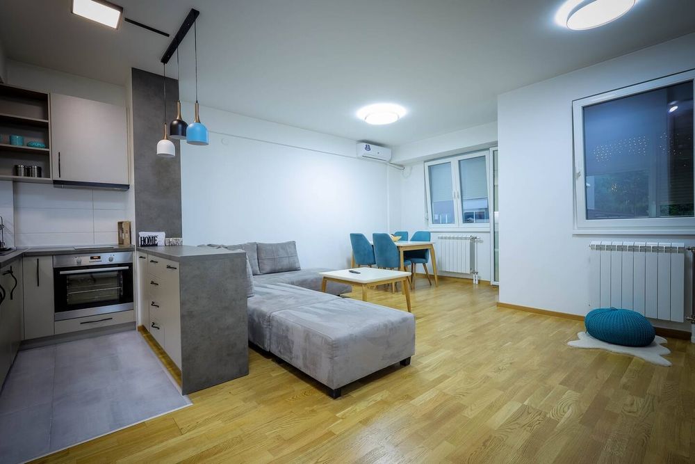 Дава се под наем Тристаен апартамент в София, Света Троица - 99 кв.м за 561 € - Снимка #1