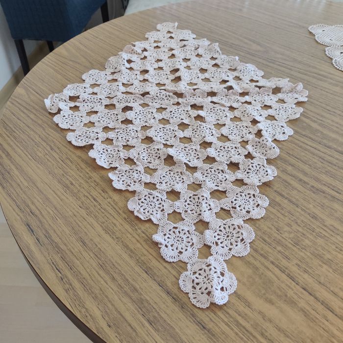 Карета за маси  двата бр са с телесен цвят а другото е бяло