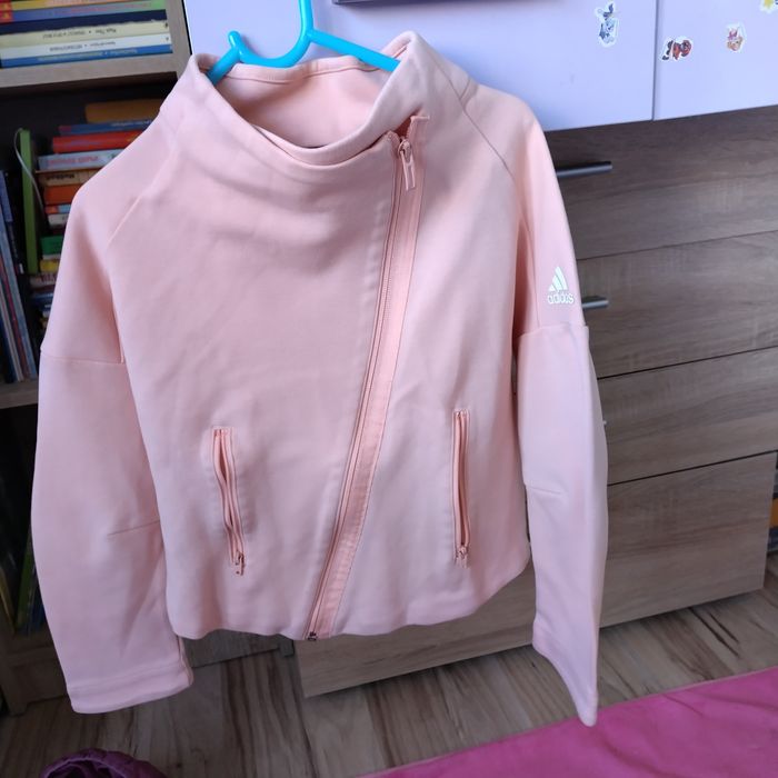 Nike, Adidas 128,134