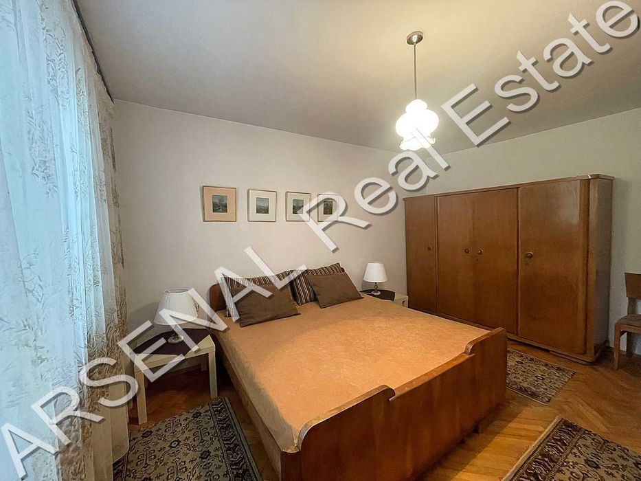 Тристаен апартамент под наем, Младост 4