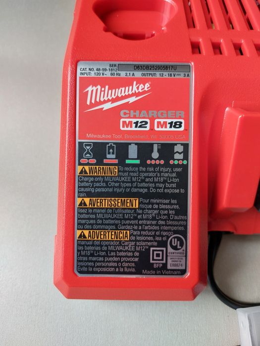 Продавма зарядно Milwaukee