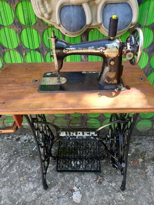 предлагам за продажба работеща антика т.е.шевна машина  singer