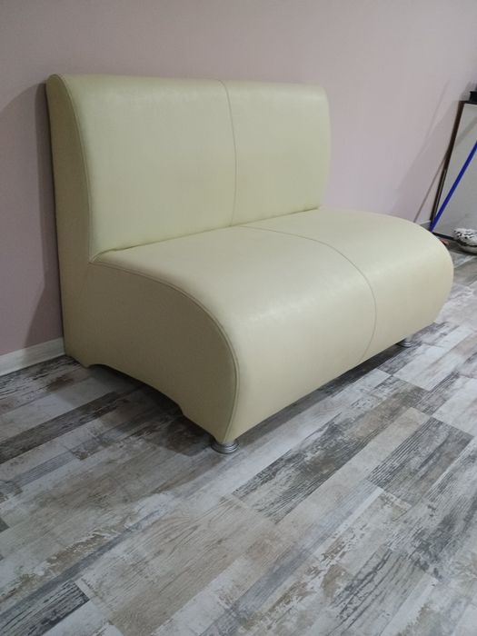 Кожен бял двоен диван