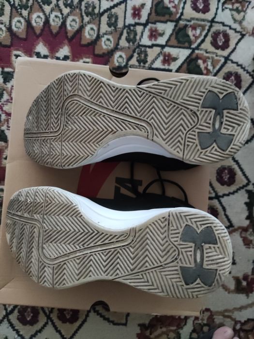 продам кроссовки Under Armour