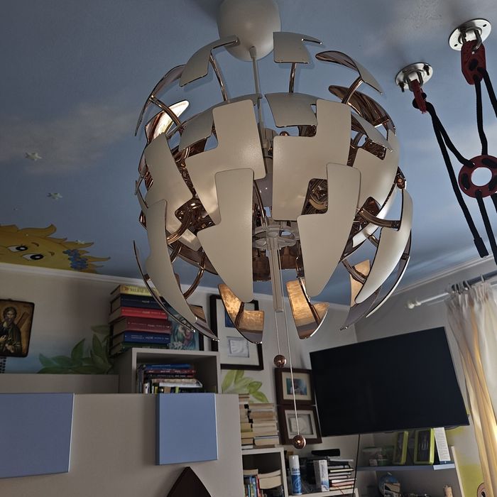 lustra sferică IKEA PS 2014, un model de design inspirat din filmele SF, laureat al premiului Red Dot Award
