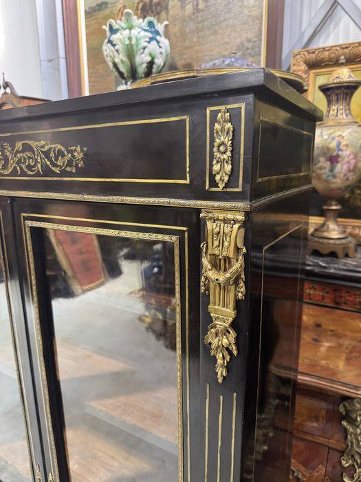 Vitrina napoleon III - intarsii si filee din alama, elemente bronz