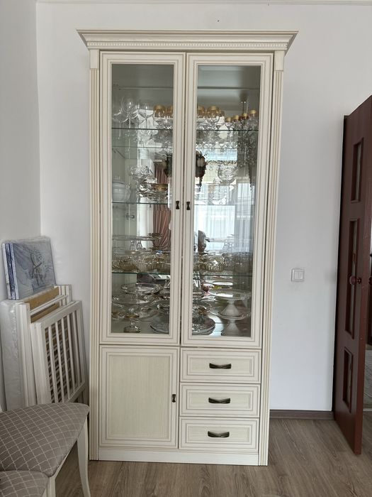 Продается шкаф-витрина, сервант