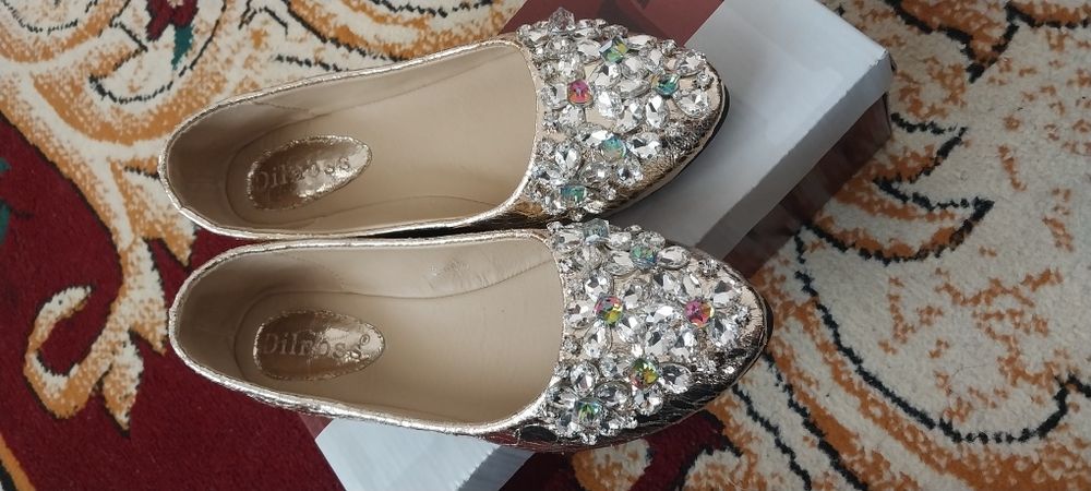 Аёллар туфлиси..