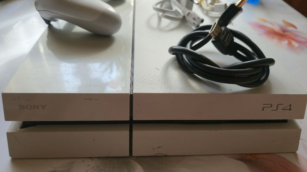 Vând Playstation 4 Phat Alb Modat 500GB/ Ps4 Phat Alb Modat 500GB