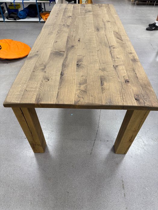 .Дървена дъбова маса