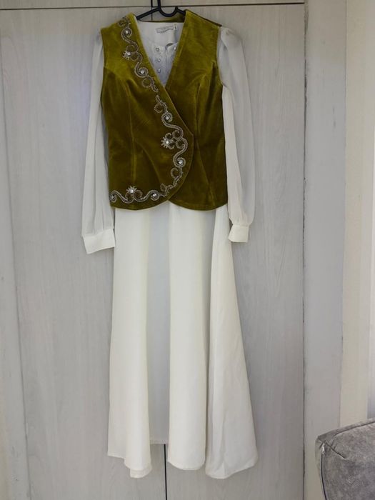 Комзол с белым платьем. Новый