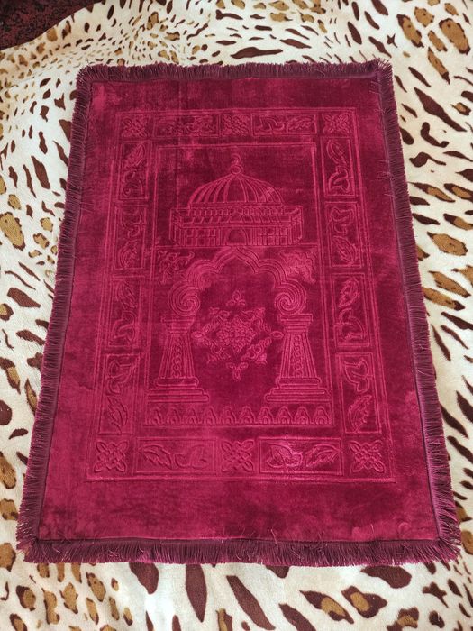 Жойнамоз сотилади.