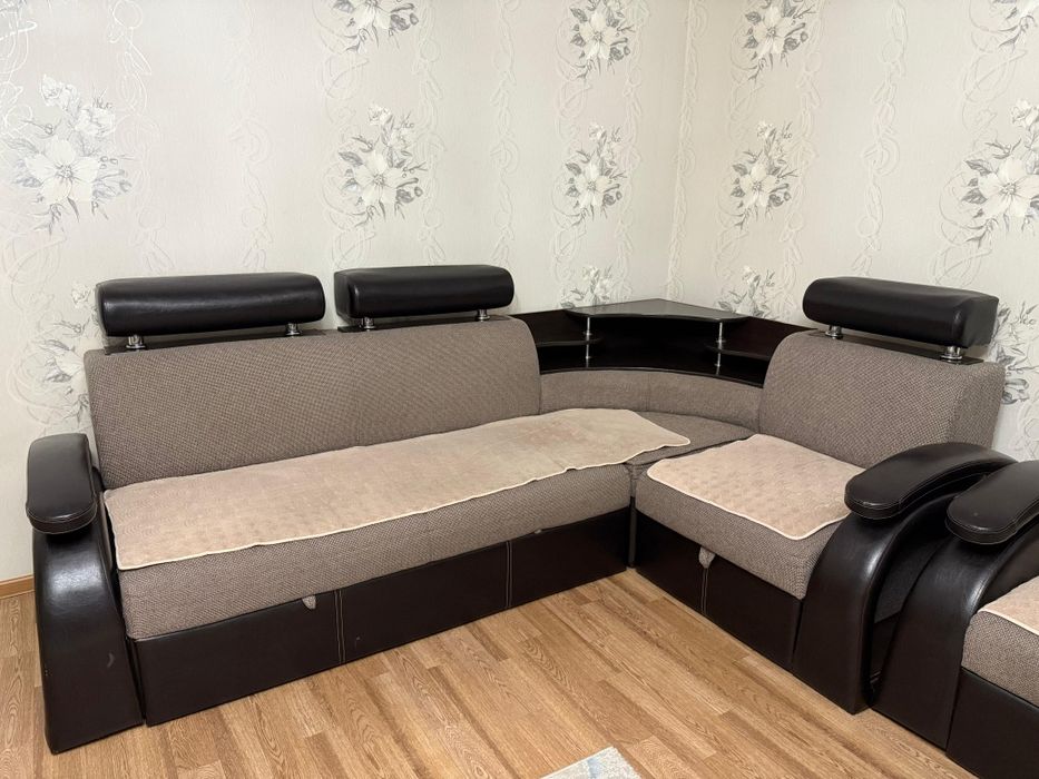 продам угловой диван , с 2 креслами